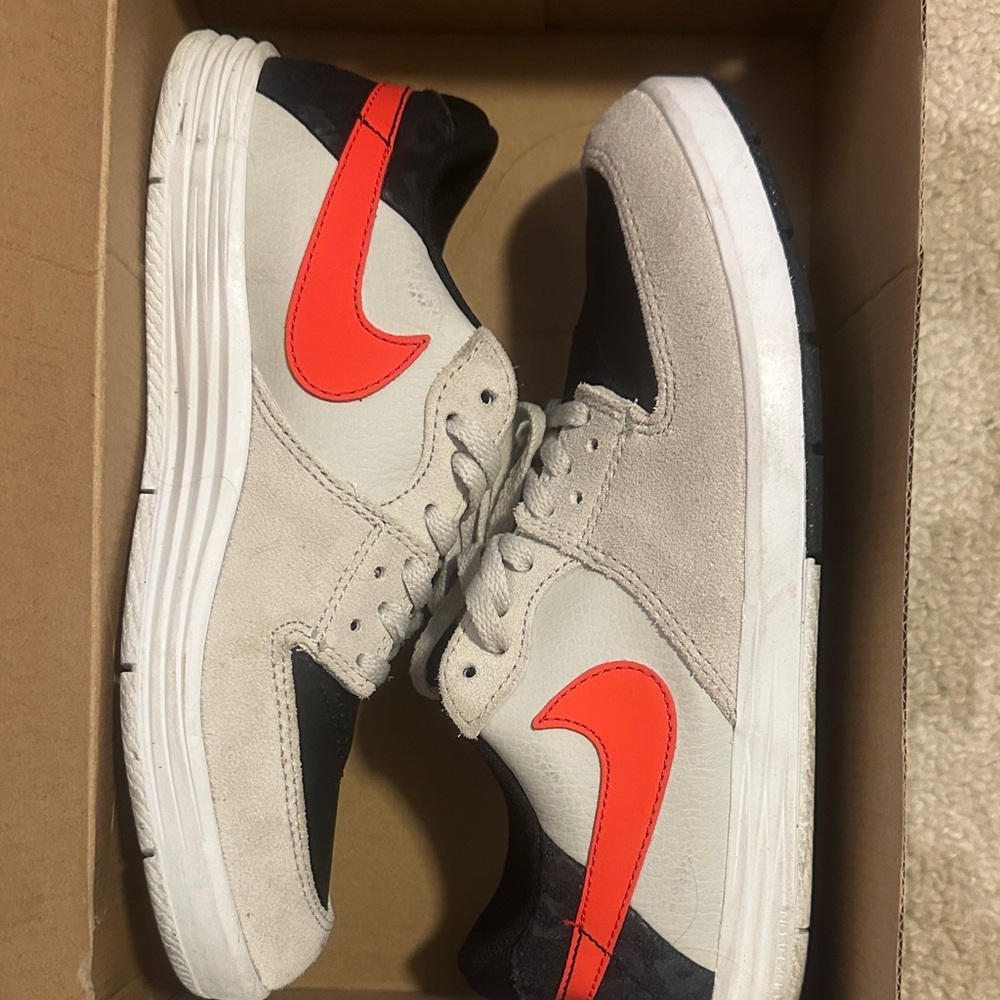 Nike Kids Sneakers in Cream and Red